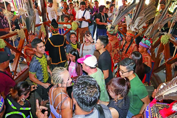 ANTARA aktiviti kebudayaan, adat serta pakaian tradisi yang dipersembahkan pada sambutan Pesta Kaamatan.
