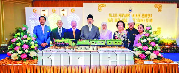 JUHAR (empat kiri), Norlidah (empat kanan), Gerald (tiga kiri) bersama kumpulan dari Sutera Harbour semasa majlis penyampaian kek berkenaan.