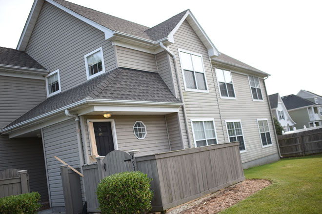  Papan kayu menutup pintu depan rumah Craddock di Virginia, Beach, Virginia kelmarin. — Gambar AFP