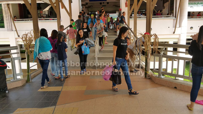  Mensia mayuh ke sama bela nganti deka mulaika diri ngagai palan ke dituju di Terminal Kapit. 