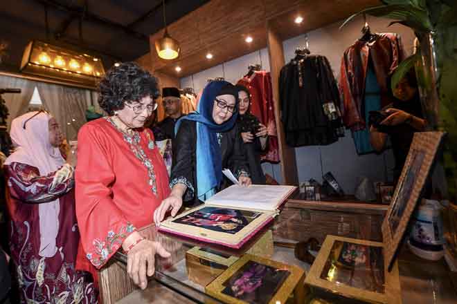  Erma memberi penerangan kepada isteri Perdana Menteri, Tun Dr Siti Hasmah Mohamad Ali mengenai busana yang dipamerkan di Rumah Budaya (Culture House). — Gambar Bernama 
