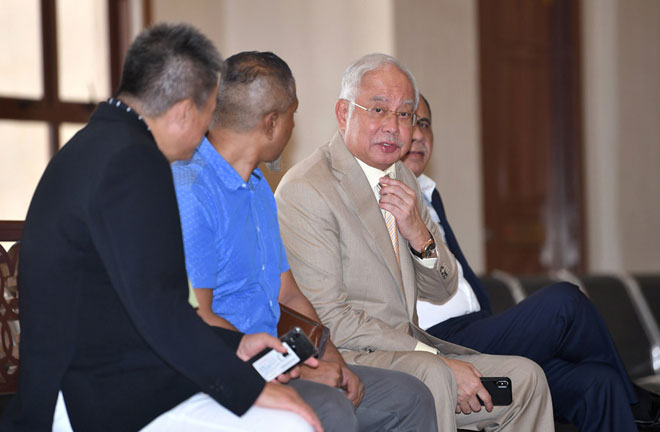  Najib berada di luar mahkamah ketika Mahkamah Tinggi Jenayah berhenti rehat selama 15 minit pada perbicaraan kesnya berhubung penyelewengan dana SRC International Sdn Bhd, yang masuk hari ke-21, di Kompleks Mahkamah Kuala Lumpur semalam. — Gambar Bernama