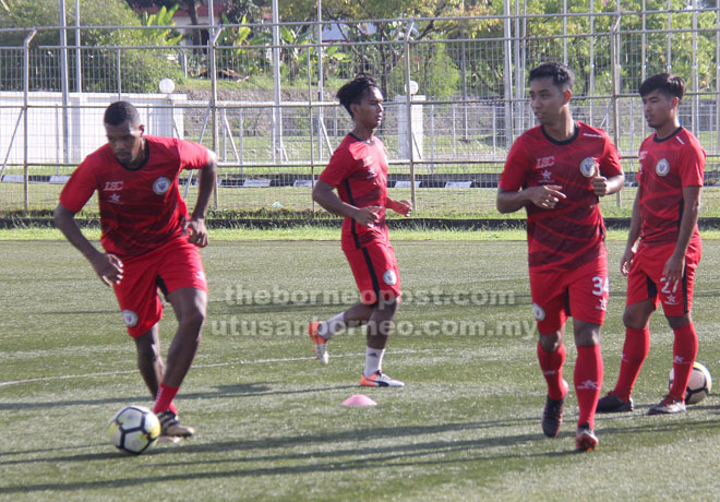  Penyerang baharu Sarawak Rodrigo Amorim Oliveira (kiri) menjalani latihan bersama rakan sepasukan menjelang perlawanan menentang UKM FC pada Rabu depan. Gambar sisipan Jeffery.