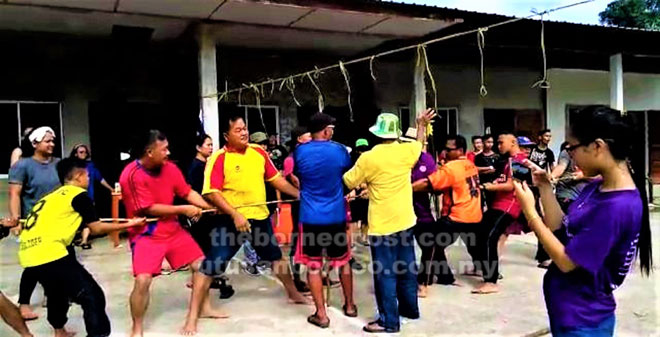  Pertandingan tarik tali sedang berlangsung.