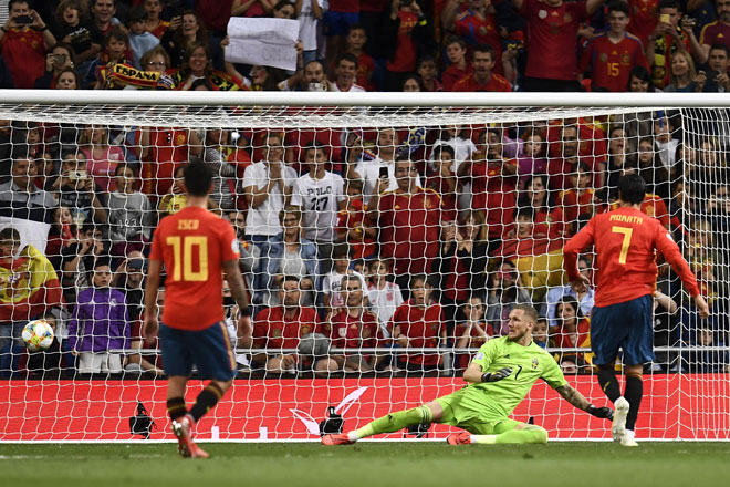  Morata (kanan) menjaringkan gol menerusi tendangan penalti pada aksi kelayakan Euro 2020 menentang Sweden di Santiago Bernabeu, Madrid kelmarin. — Gambar AFP 