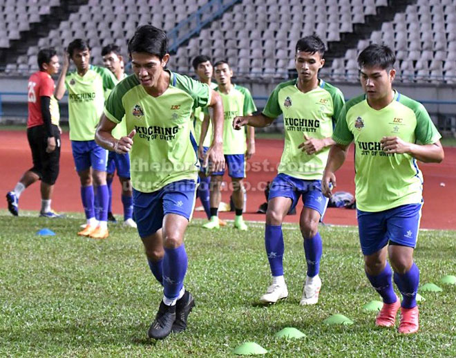  Sufizal (kanan) gigih menjalani latihan bersama rakan sepasukan sebagai persediaan menentang SAMB FC Sabtu ini.