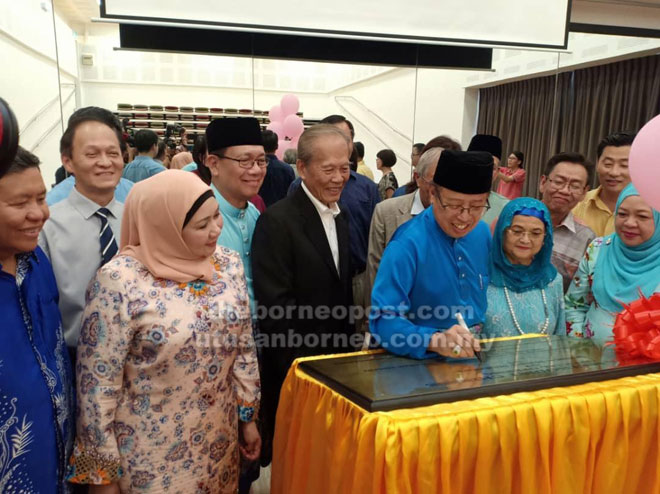  Abang Johari (tiga kanan) ditemani isteri Juma’ani (dua kanan) menandatangani plak perasmian Wisma Mary Hoover di Jalan Pulau.