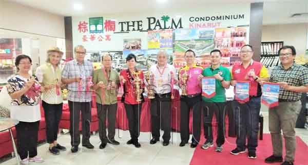 GOH (lima kanan), Susan  (lima kiri) dan jawatankuasa penganjur menunjukkan trofi, pingat dan panji-panji untuk Perlumbaan Perahu Naga Antarabangsa Keenam FCAS Sabah 2019.