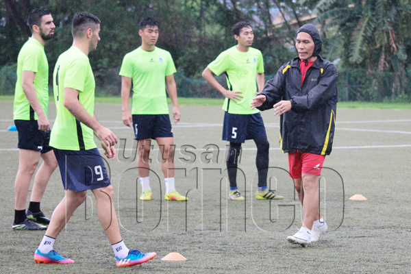 Ketua jurulatih Tambadau Sabah Jelius Ating (kanan) mengendalikan latihan dalam keadaan hujan lebat di padang sintetik Kompleks Sukan Kota Kinabalu pada Khamis. Tambadau Sabah sedang buat persiapan menghadapi Negeri Sembilan dalam saingan Liga Premier di Stadium Likas pada Sabtu ini. Gambar ihsan Media SAFA.