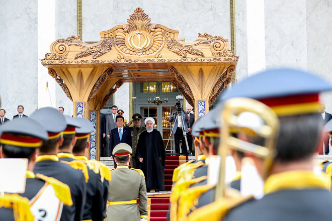  Gambar serahan laman rasmi presiden menunjukkan Rouhani berdiri di sebelah Abe semasa upacara                         mengalu-alukan lawatan rasmi perdana menteri Jepun itu di Tehran, Iran kelmarin. — Gambar Reuters