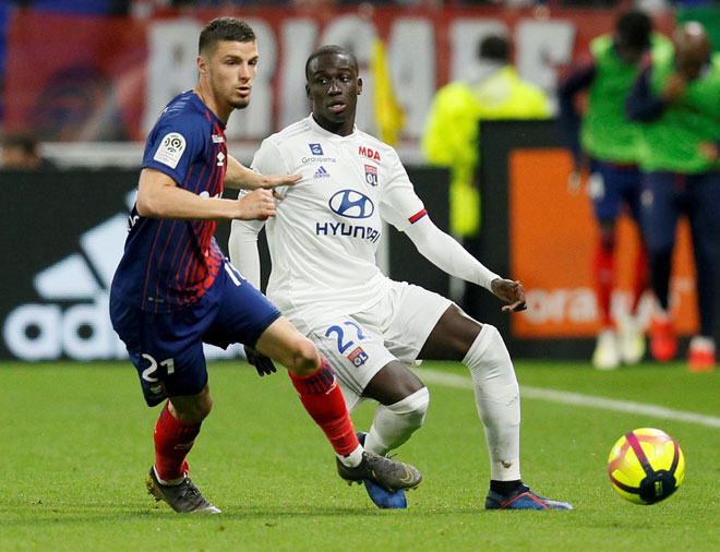  Mendy (kanan) ketika beraksi bersama Lyon pada perlawanan Ligue 1 Perancis menentang Caen di Stadium Groupama, Lyon pada 18 Mei lepas. — Gambar AFP 