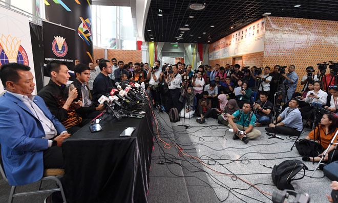  Chong Wei bersama Syed Saddiq (tiga kiri), Norza Zakaria (kiri) dan Timbalan Menteri Belia dan Sukan, Steven Sim Chee Keong (kanan) pada sidang media khas di Kementerian Belia dan Sukan, Putrajaya semalam. — Gambar Bernama