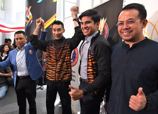  Chong Wei bersama Syed Saddiq (dua kanan), Norza Zakaria (kiri) dan Timbalan Menteri Belia dan Sukan, Steven Sim Chee Keong (kanan) pada sidang media khas di Kementerian Belia dan Sukan, Kuala Lumpur semalam. — Gambar Bernama