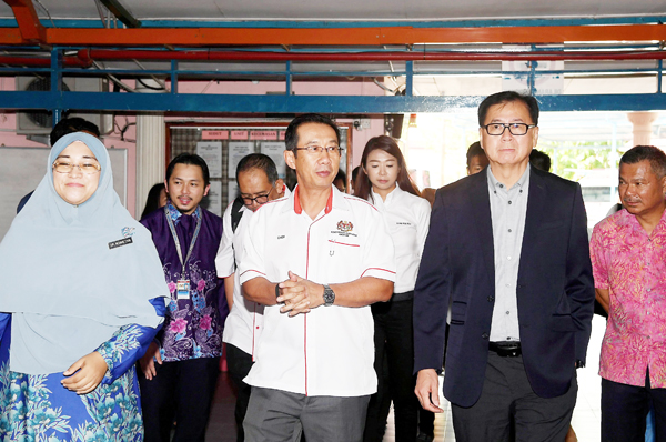 FRANKIE (dua dari kanan) bersama Dr. Chen (dua dari kiri) ketika melakukan lawatan di Hospital Papar hari ini.