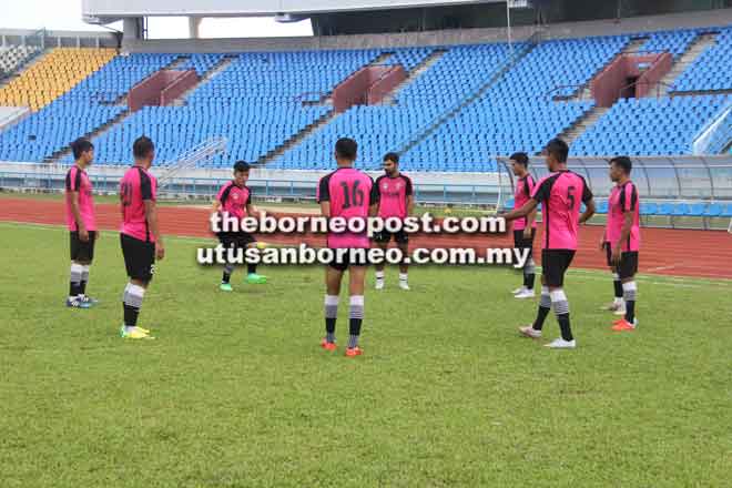  Barisan pemain Kuching FA menjalani sesi latihan di Stadium Sarawak, Petra Jaya semalam sebagai persiapan menghadapi SAMB FC malam ini.