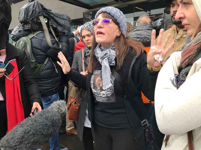  Janna Ezat, memakai kemeja-T yang memaparkan gambar anak lelakinya yang ditembak mati di masjid Al Noor pada 15 Mac lalu, menunjukkan reaksi marah di luar Mahkamah Tinggi Christchurch di New Zealand kelmarin selepas Tarrant mengaku tidak bersalah ke atas semua tuduhan berkaitan dengan serangan ganas itu. — Gambar Reuters