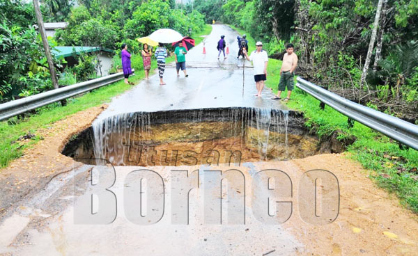 KEADAAN jalan yang terputus selepas hujan lebat berterusan selama beberapa jam di sini.