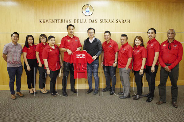 JINGULAM (lima dari kiri) menyampaikan baju rasmi United Malaysia kepada Phoong. Turut bersama ialah  Faurillo (lima dari kanan) dan ahli kelab.