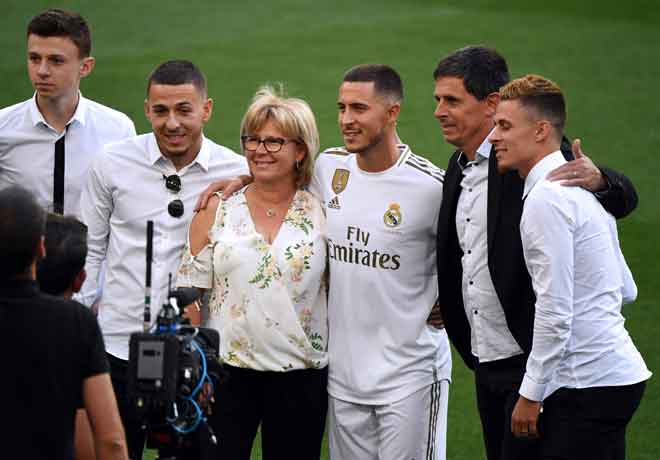  Hazard (tengah) bergambar dengan ahli keluarganya semasa sesi pengenalan rasmi sebagai pemain baharu Real Madrid di Stadium Santiago Bernabeu. — Gambar AFP