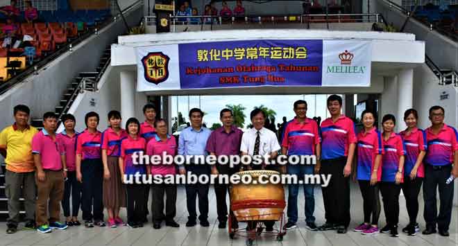  Ting (tengah) merasmikan Kejohanan Olahraga Tahunan SMK Tung Hua di Sibu, semalam. 