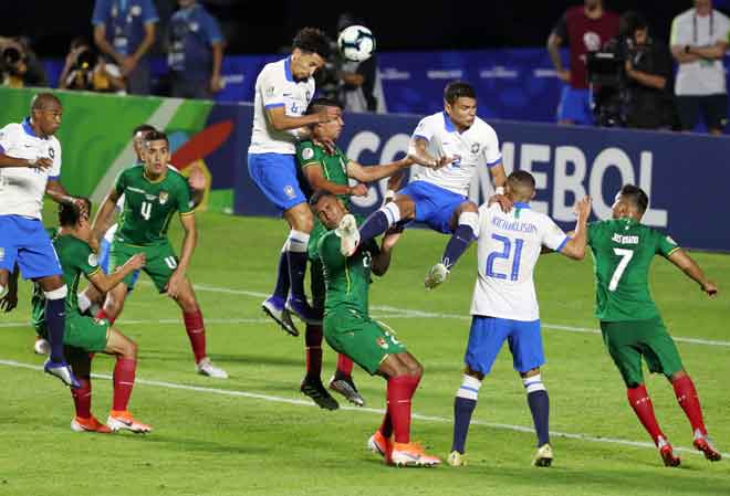  Sebahagian daripada babak-babak aksi perlawanan Copa America Kumpulan A di antara Brazil dan Bolivia yang berlangsung di Stadium Morumbi di Sao Paulo Brazil. — Gambar Reuters