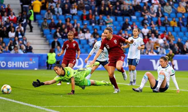  Taylor (tengah) menjaringkan gol pada aksi perlawanan Piala Dunia Wanita Kumpulan D di antara England dan Argentina di Stade Oceane di Perancis. — Gambar Reuters