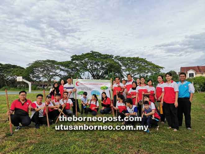  Lee (lapan kanan) bersama ahli-ahli PBSM Miri pada pelancaran Projek Penanaman Pokok di Permyjaya semalam.