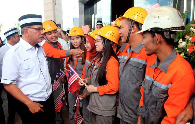  Wan Rosdy (kiri) beramah mesra dengan pekerja kilang keluli Alliance Steel (M) Sdn Bhd selepas melancarkan majlis pentauliahan rasmi bagi projek keluli berintegrasi 3.5 juta tan di Malaysia-China Kuantan Industrial Park (MCKIP), semalam. — Gambar Bernama