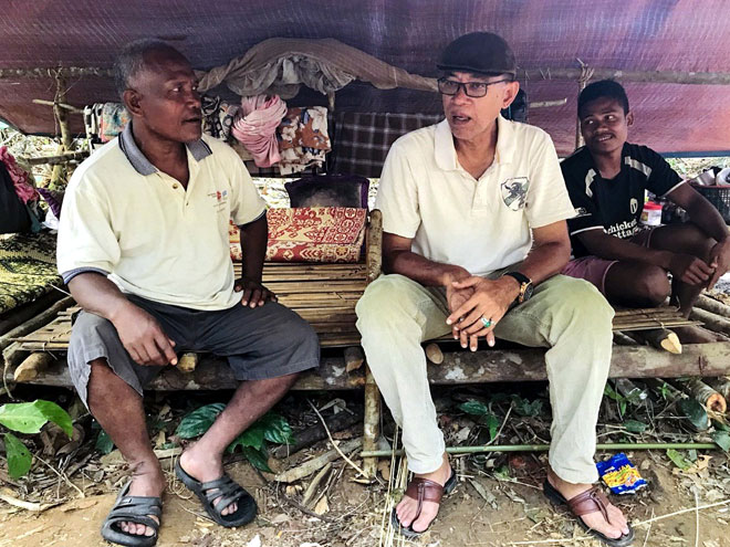  Rosol (tengah) bertanyakan sesuatu kepada Ketua Orang Asli Semaq Beri Ibrahim Awang, 75, (kiri) ketika tinjauan di Kampung Gerdong iaitu tapak penempatan sementara ketika tinjauan di Hulu Terengganu, semalam. — Gambar Bernama