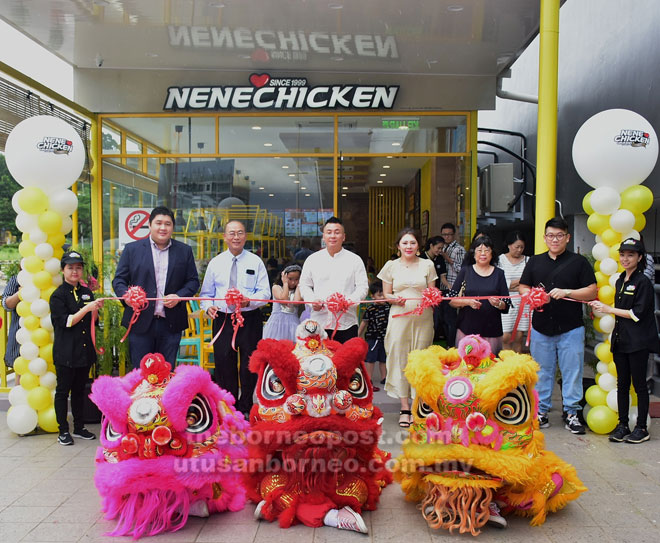  (Dari kiri) Raymond, Lau, Ling, Sii, Wong dan Yew Chung bersama-sama memotong reben pembukaan rasmi Restoran NeNe Chicken berkonsepkan pandu lalu pertama di dunia yang terletak di Star Mega Mall, Sibu.