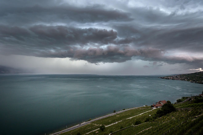  Awan ribut meliputi Tasik Geneva di Chexbres, barat Switzerland kelmarin. — Gambar AFP