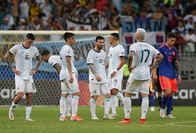  Reaksi Messi (tengah) dan rakan sepasukan selepas tamat perlawanan di Fonte Nova Arena, Salvador kelmarin. — Gambar AFP 