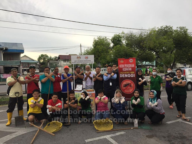  Sebahagian daripada peserta gotong-royong bergambar beramai-ramai bersama Penghulu Iskandar (tujuh kiri) sebelum gotong-royong bermula. 