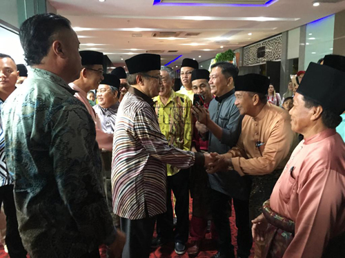 Abang Johari disambut meriah sebaik tiba pada Majlis Rumah Terbuka Aidilfitri Abdul Karim di Kuching hari ini