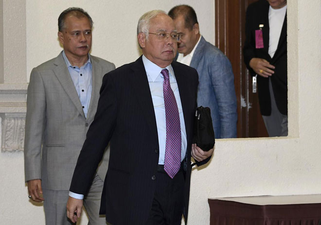  Najib keluar dari Mahkamah Tinggi Jenayah selepas mahkamah berhenti rehat pada perbicaraan kesnya berhubung penyelewengan dana SRC International Sdn Bhd di Kompleks Mahkamah Kuala Lumpur semalam. — Gambar Bernama