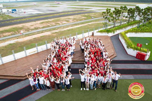 Kakitangan AirAsia, Allastars meraikan kemenangan anugerah Syarikat Penerbangan Tambang Rendah Terbaik Dunia Skytrax buat kali ke-11 berturut-turut di Ibu Pejabatnya, RedQ, Sepang.