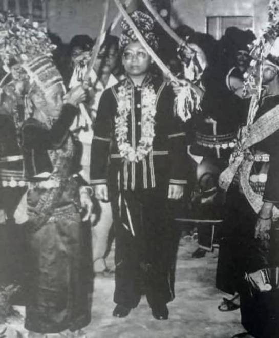 PAIRIN (tengah) ketika ditabalkan sebagai Huguan Siou yang kedua pada 1984, di Balai Raya Kg Tuavon, Penampang.