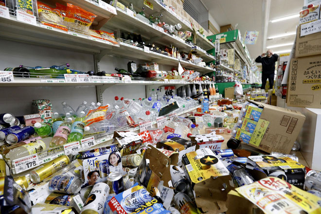  Barang-barang berselerak di atas lantai di sebuah pasar raya selepas gempa bumi melanda di bandar Tsuruoka            di wilayah Yamagata, Jepun semalam. — Gambar Kyodo/Reuters