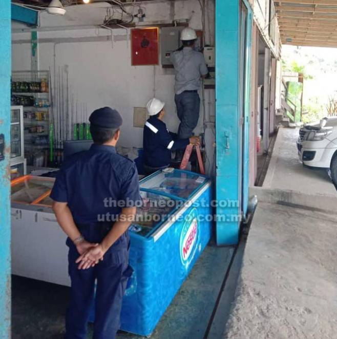  Raban pemeresa teknikal Sarawak Energy meresa kereja nyambung wayar sebuah supermarket mini di Jalai Miri-Bintulu.