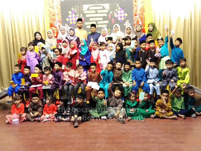  Khairul (berdiri, lima kiri) Azmi, bersama para guru dan anak-anak LAKIL A,B,C dan D pada Majlis Ramah-Tamah Aidilfitri di Limbang, malam kelmarin.