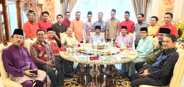 HAJIJI (duduk, empat dari kiri), Musa (duduk, tengah), Pairin (duduk, empat dari kanan) dan Masidi (duduk, tiga dari kanan) bersama sebahagian wakil rakyat Bersatu dan penyokong parti.