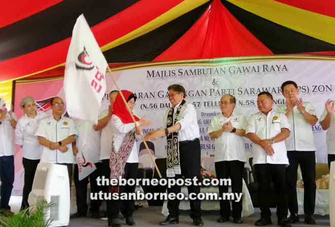  Abang Johari (empat ari kanan) nyuaka menira GPS ngagai ketuai Zon 10, Fatimah, lalu dikemataka Uggah (tiga ari kanan) enggau bala bukai.