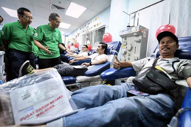  Dr Dzulkefly dan Dr Chen (kiri) beramah mesra dengan para penderma darah pada sambutan Hari Penderma Darah Sedunia peringkat Kebangsaan 2019 di Pusat Darah Negara dekat Kuala Lumpur, semalam. — Gambar Bernama