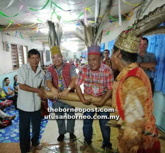  Jugah (dua kiba) enggau bala bukai ngiling tikai kelai bejadi pengerami Ngiling Bidai di Rumah Milai, Lubok Antu, kilah ensana.