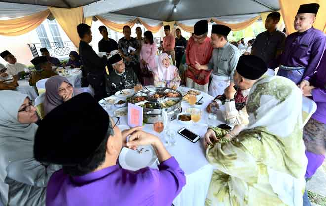  Maszlee bersama Wan Azizah dan para tetamu pada majlis Silaturahim Aidilfitri di kediamannya dekat Putrajaya, semalam. — Gambar Bernama