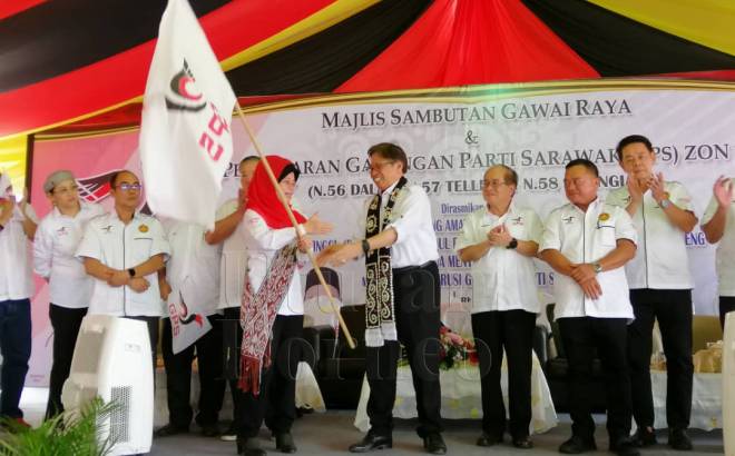 Abang Johari (empat kanan) ketika menyerahkan bendera GPS kepada Ketua Zon 10 GPS Dato Sri Fatimah Abdullah.