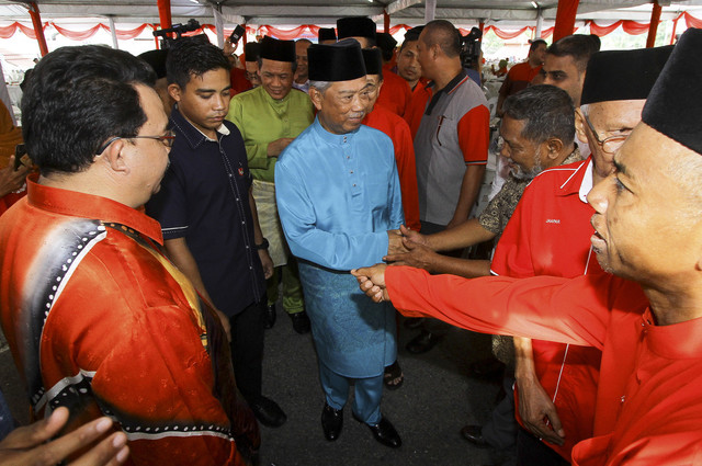 Muhyiddin (tengah) bersalaman dengan tetamu yang hadir pada Majlis Sambutan Aidilfitri PH-Bersatu Negeri Sembilan di Kuala Klawang, semalam. - Gambar Bernama 