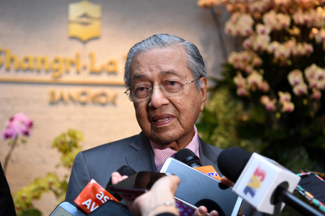 Dr Mahathir kepada pemberita Malaysia selepas menghadiri Majlis Makan Malam Gala Sidang Kemuncak ASEAN Ke-34, di sini, pada Sabtu. - Gambar Bernama 