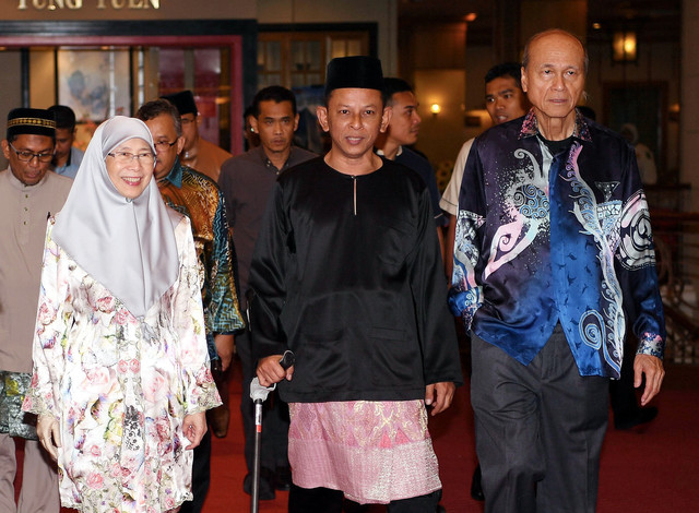 Dr Wan Azizah (kiri) diiringi Naib Pengerusi Kanan MCPF Tan Sri Lee Lam Thye (kanan) dan Naib Pengerusi MCPF Kamal Affandi Hashim (tengah) ketika hadir pada Majlis Sambutan Hari Raya anjuran MCPF hari ini. - Gambar Bernama 