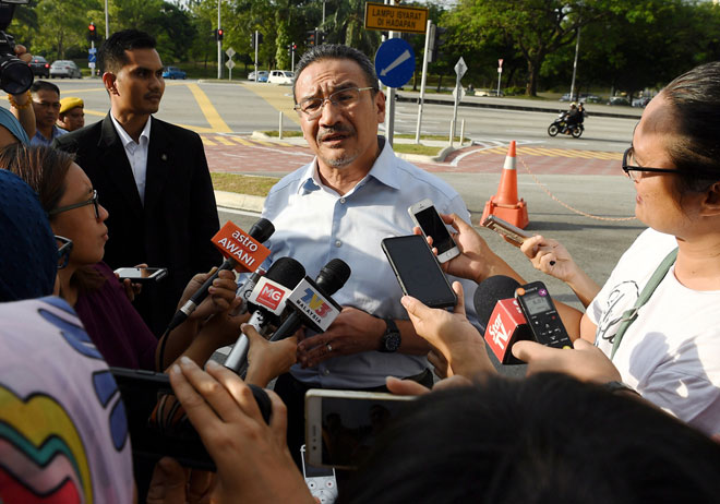  Hishammuddin memberikan kenyataan media sejurus keluar dari Ibu Pejabat Suruhanjaya Pencegahan Rasuah (SPRM) selepas memberi keterangan berkenaan isu urus niaga ‘land swap’ membabitkan tanah-tanah milik kementerian itu. — Gambar Bernama